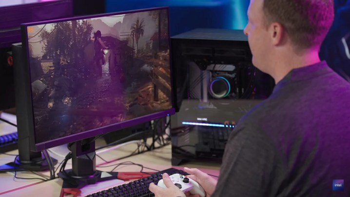 Intel Arc-Demo: Ryan Shrout spielt Shadow of the Tomb Raider auf einem Gaming-PC.