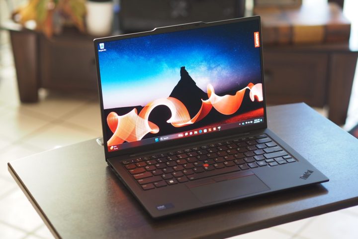 Lenovo ThinkPad X1 Carbon Gen 12 Schrägansicht von vorne mit Display und Tastatur.