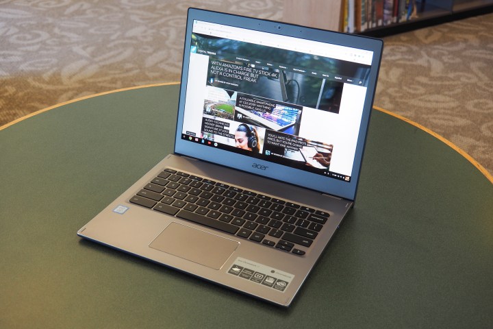 Das Acer Chromebook 13 stand auf einem Schreibtisch.