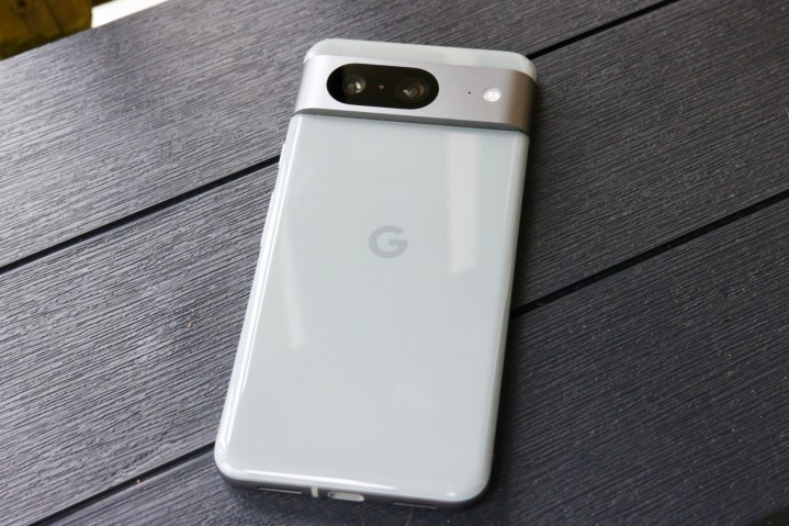 Das Google Pixel 8 liegt verdeckt.