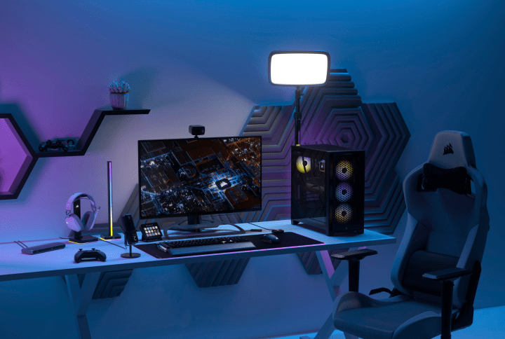 Gaming-PC auf einem Schreibtisch.
