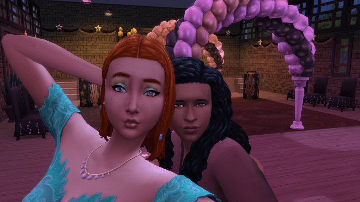 Zwei Sims machen in Die Sims 4: High School Years ein Selfie beim Abschlussball.