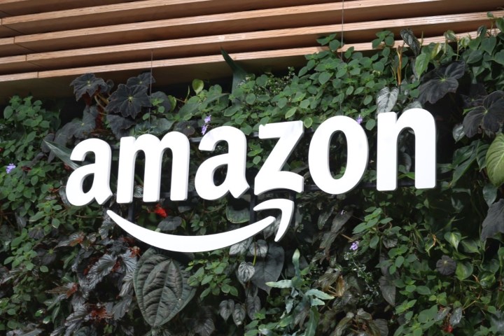 Ein Amazon-Logo an der Seite eines Gebäudes.