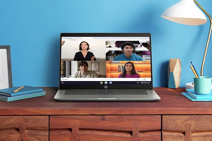Das HP Chromebook 14b steht auf einem Schreibtisch.
