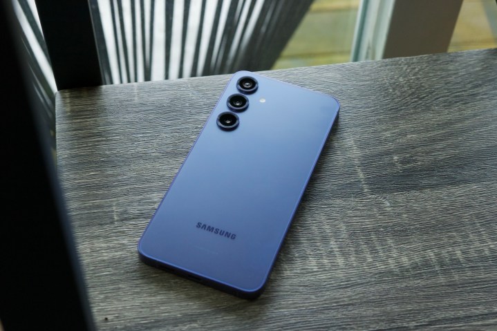 Ein violettes Samsung Galaxy S24 Plus liegt verdeckt auf einem Regal.
