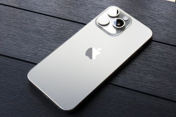 Ein iPhone 15 Pro Max liegt mit der Vorderseite nach unten und zeigt die Farbe „Natural Titanium“.