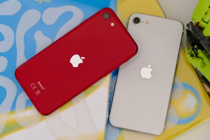 Das Apple iPhone SE (2022) und das Apple iPhone SE (2020) zusammen.