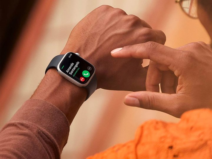 Nahaufnahme einer Person, die auf ihrer Apple Watch Series 8 einen Anruf entgegennimmt.