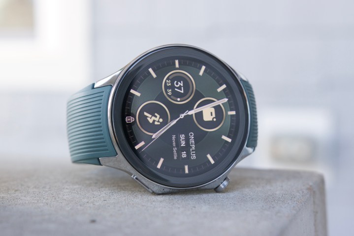 Die OnePlus Watch 2 liegt auf der Seite.