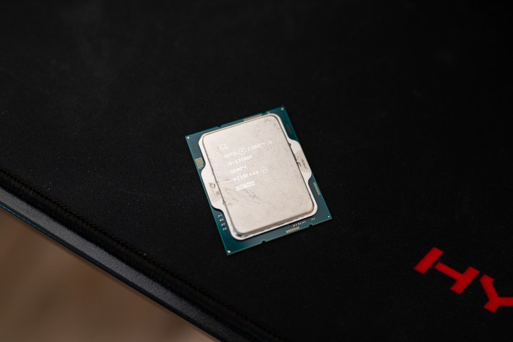 Intel Core i9-13900K sitzt auf einem Mauspad.