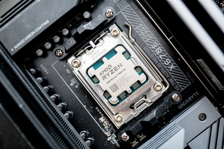 AMD Ryzen 7 7800X3D installiert in einem Motherboard.
