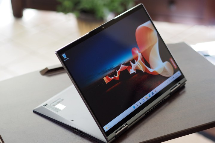 Lenovo ThinkPad X1 Yoga Gen 7 Schrägansicht von vorne mit Display.