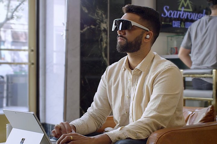 Eine Person verwendet ein Immersed Visor und ein Surface Pro in einem Café.