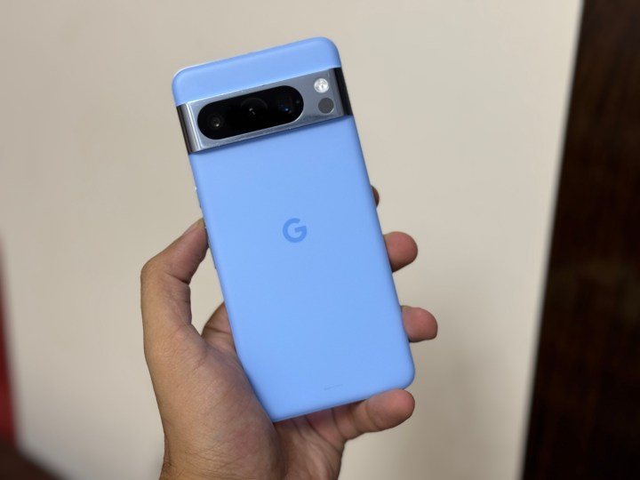 Google Pixel 8 Pro in der Hand.