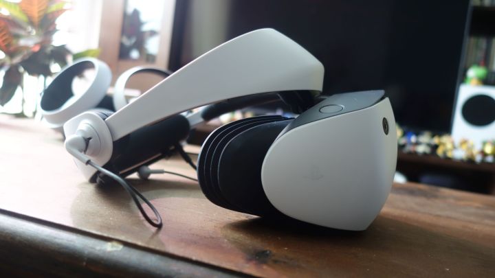 Eine Seitenansicht der PlayStation VR2, die auf einem Holztisch steht.