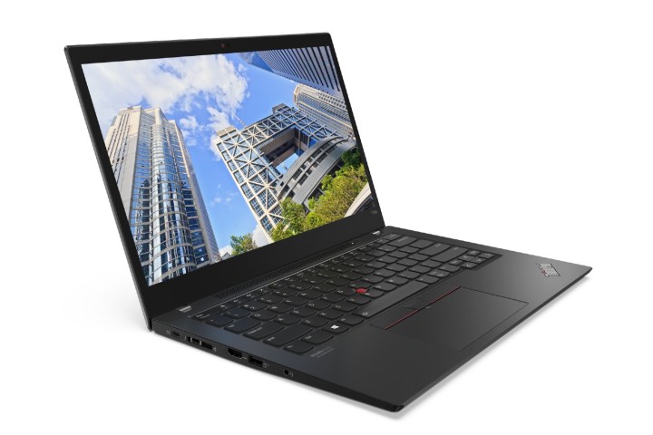 Das Lenovo ThinkPad T14s Gen 2 Laptop mit einer Stadtszene auf dem Display.