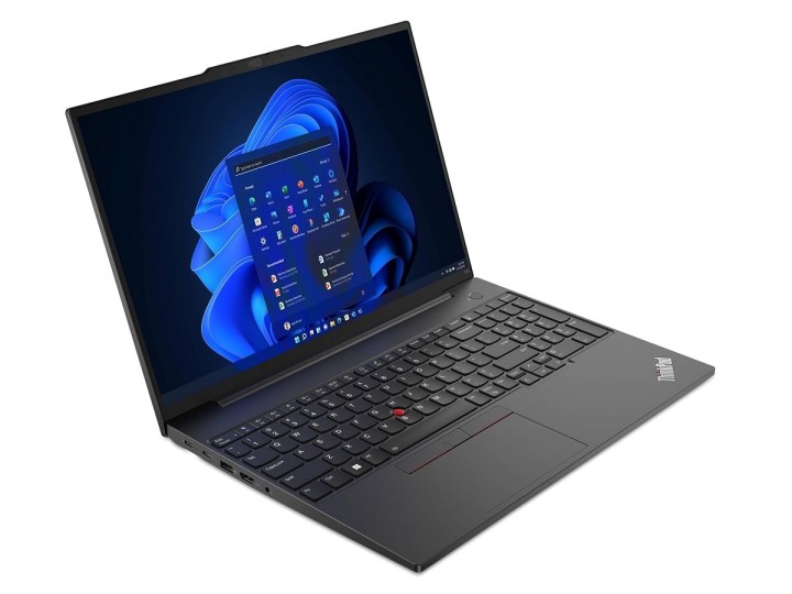 Der Lenovo ThinkPad E16 Gen 1 Laptop auf weißem Hintergrund.