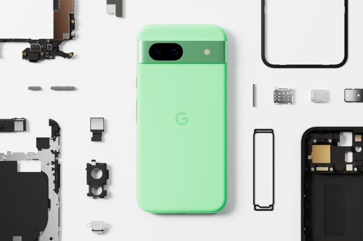 Foto des Aloe Google Pixel 8a, umgeben von internen Komponenten.