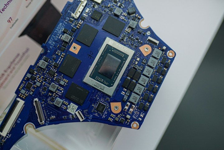 Eine AMD-Ryzen-CPU im Sockel eines Motherboards.
