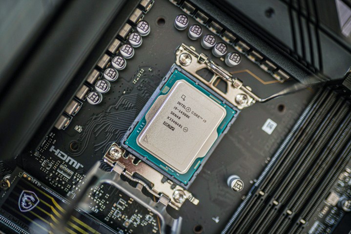 Intels 14900K-CPU im Sockel eines Motherboards.