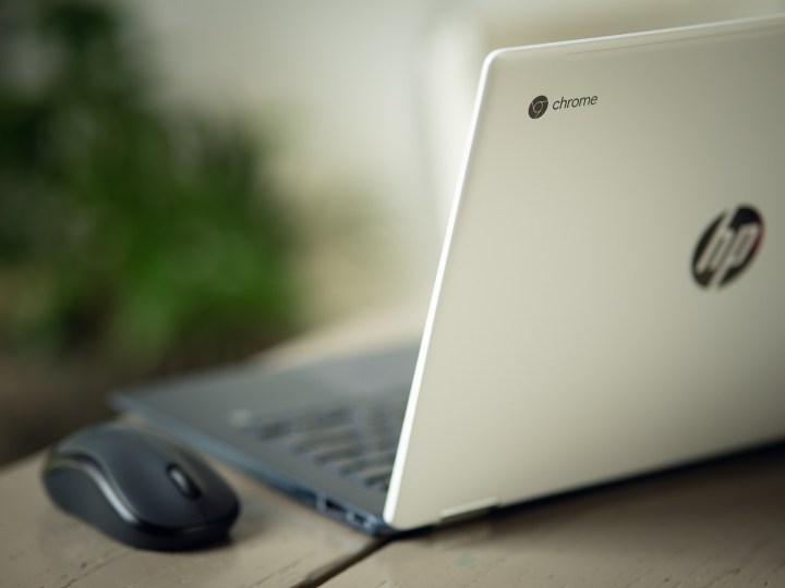 HP Chromebook mit einer Maus auf einem Schreibtisch.