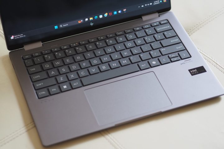 HP Envy x360 14 2024, Draufsicht mit Tastatur und Touchpad.