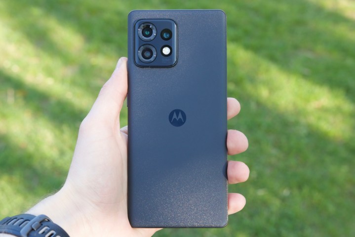Jemand hält das Motorola Edge Plus (2023).