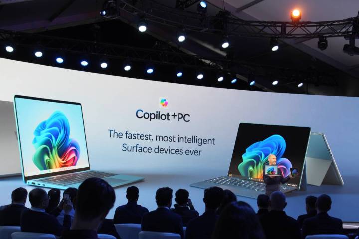 Der Copilot+ Surface Laptop und das Surface Pro werden auf der Bühne vorgeführt.
