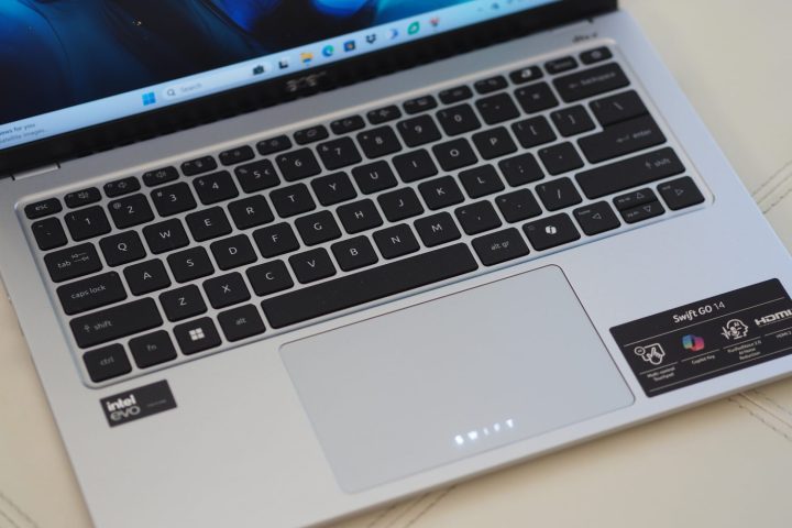 Draufsicht des Acer Swift Go 14 mit Tastatur und Touchpad.