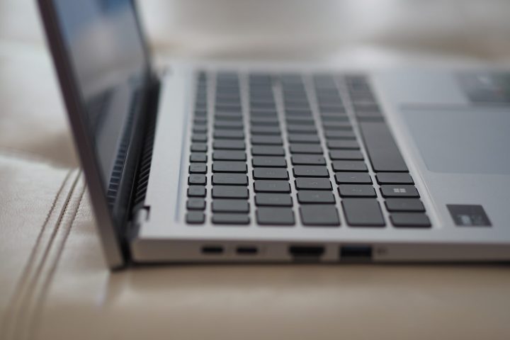 Seitenansicht des Acer Swift Go 14 mit Deckel, Tastatur und Anschlüssen.