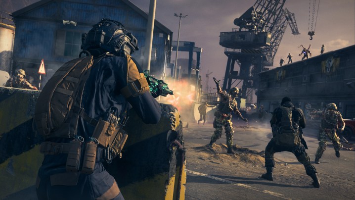 Ein Soldat mit einer Pack-A-Punch-Waffe schießt aus der Deckung auf Zombies.