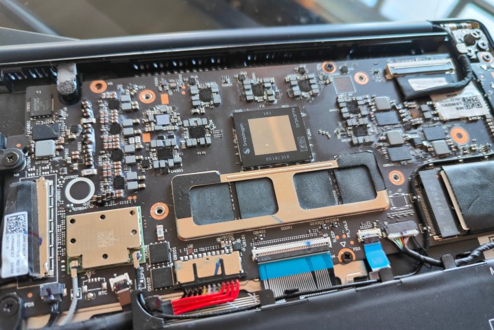 Der Snapdragon X Elite-Chip in einem Laptop installiert.