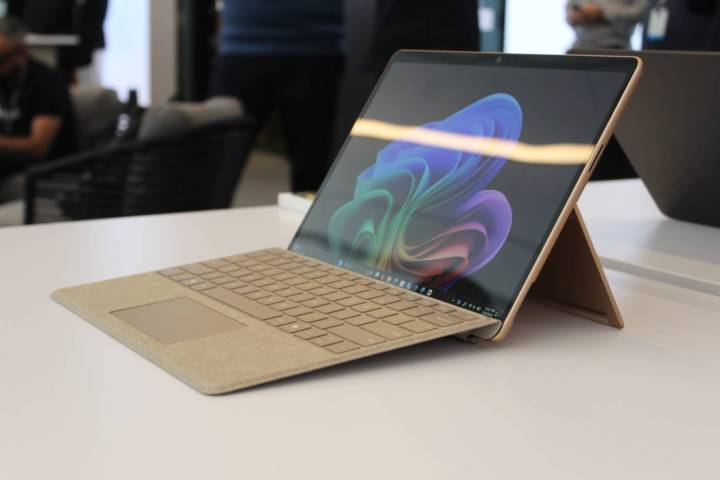 Das Surface Pro mit der auf einem Tisch befestigten Tastatur.