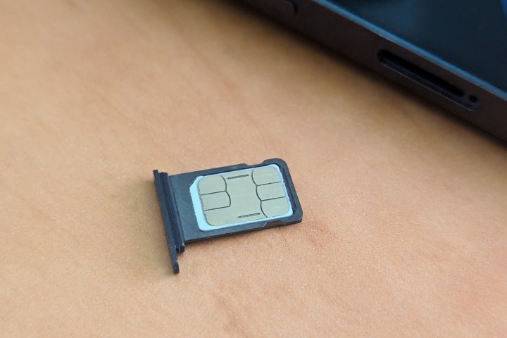 Nano-SIM-Karte im SIM-Kartenhalter des iPhone 14 Pro Max.