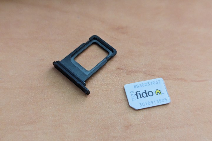 SIM-Kartenhalter und Nano-SIM-Karte aus einem iPhone 14 Pro Max.