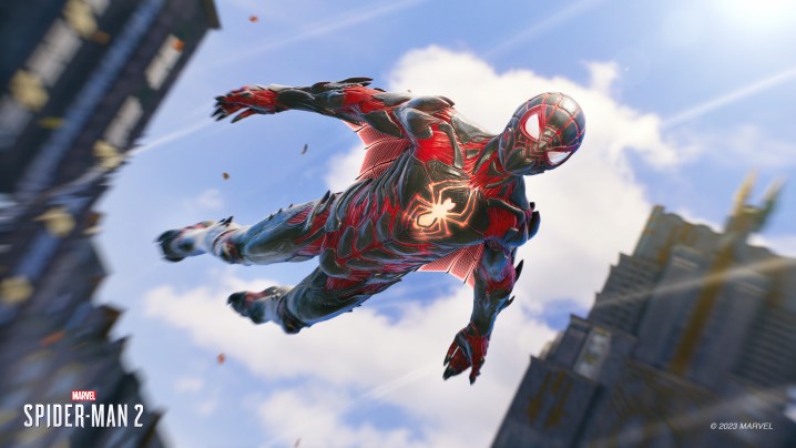 In Marvel's Spider-Man 2 schwebt Spider-Man in einem biomechanischen Anzug durch die Luft.
