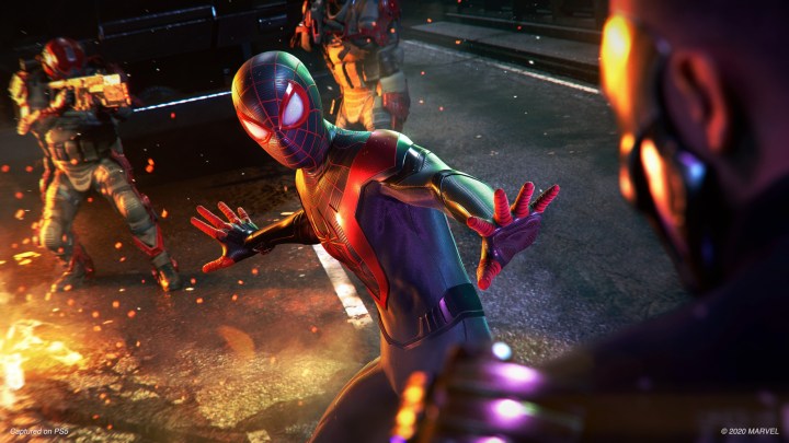 Miles Morales im Spider-Man-Outfit wehrt das Verbrechen ab.