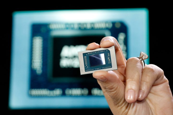 AMD-CEO Lisa Su hält einen APU-Chip.