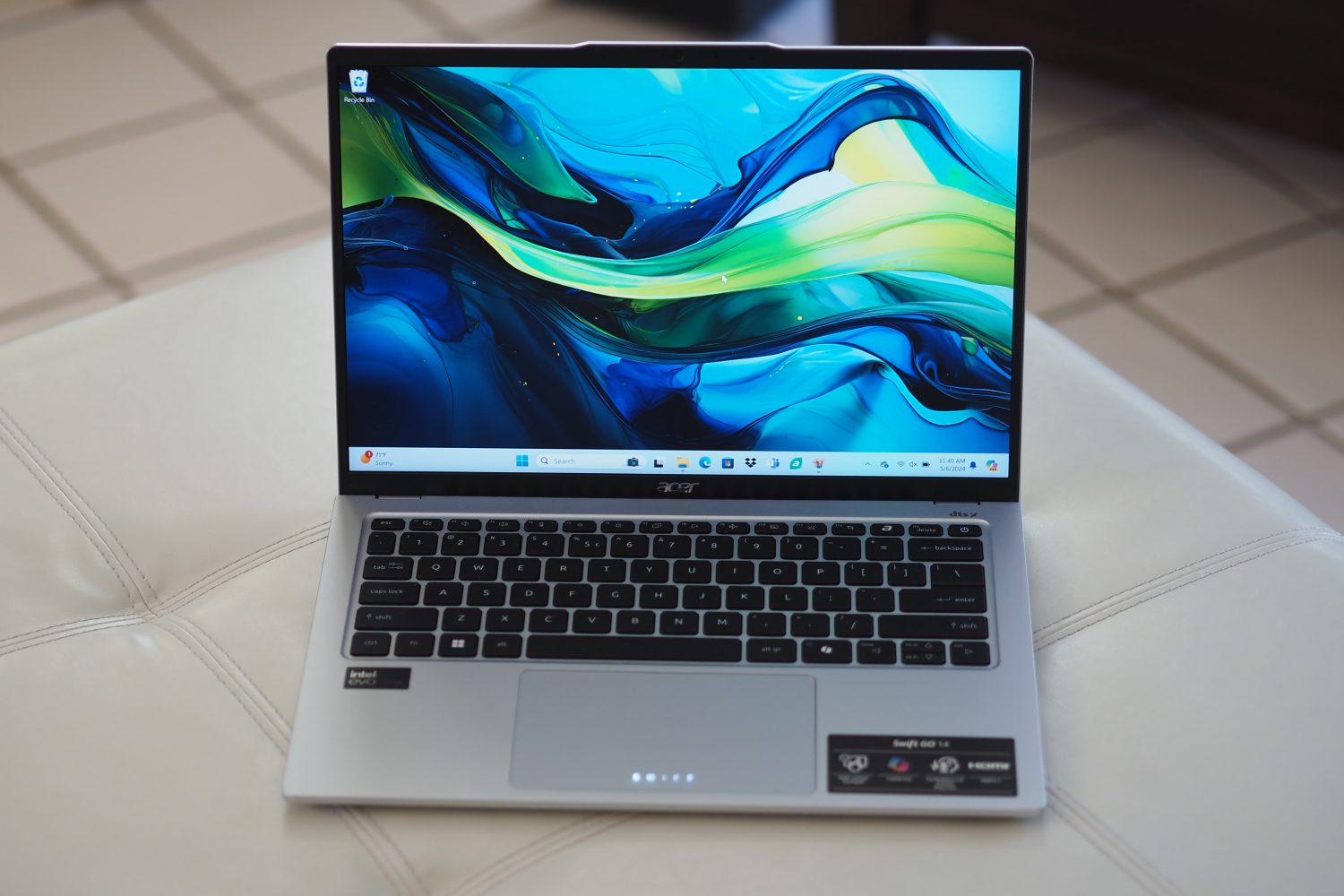 Vorderansicht des Acer Swift Go 14 mit Display und Tastatur.