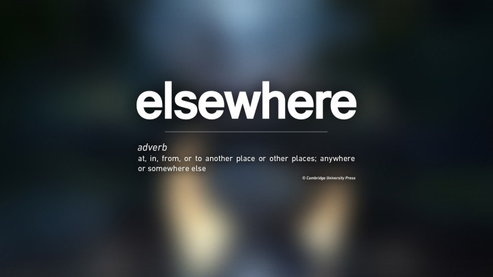 Das Logo für Elsewhere Entertainment. Es hat einen Farbverlauf-Hintergrund und unter dem Namen steht "Adverb: an, in, von oder zu einem anderen Ort oder anderen Orten; irgendwo oder woanders."