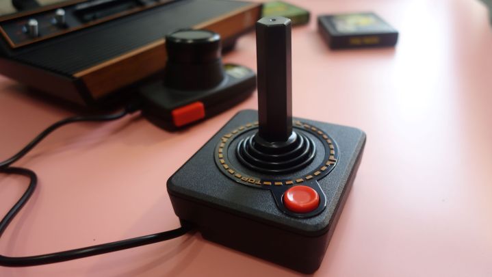 Ein Atari 2600+-Joystick steht auf einem Tisch.