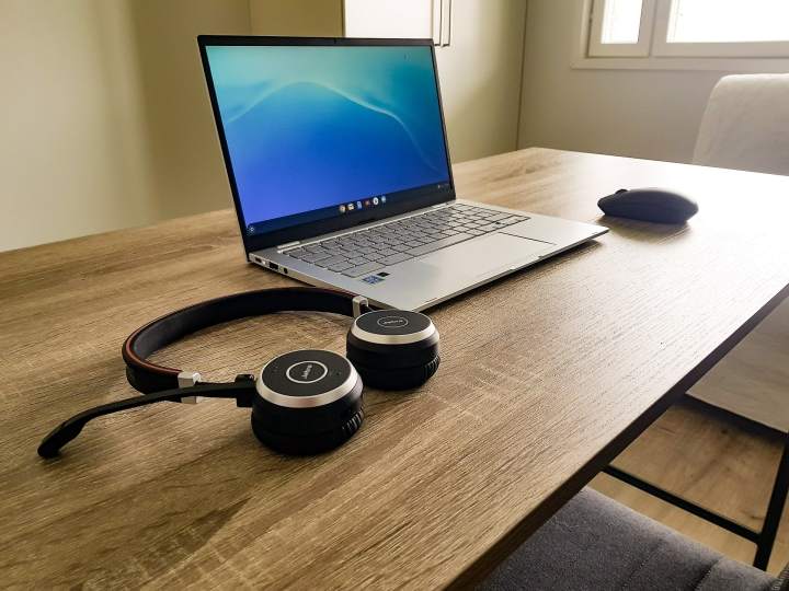 Chromebook auf einem Tisch mit Maus und Kopfhörern