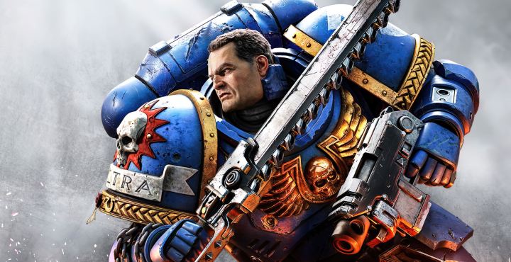 Schlüsselbild für Warhammer 40.000: Space Marine 2 mit Titus, der ein Schwert hält und in blauer Rüstung zum Kampf bereit ist.