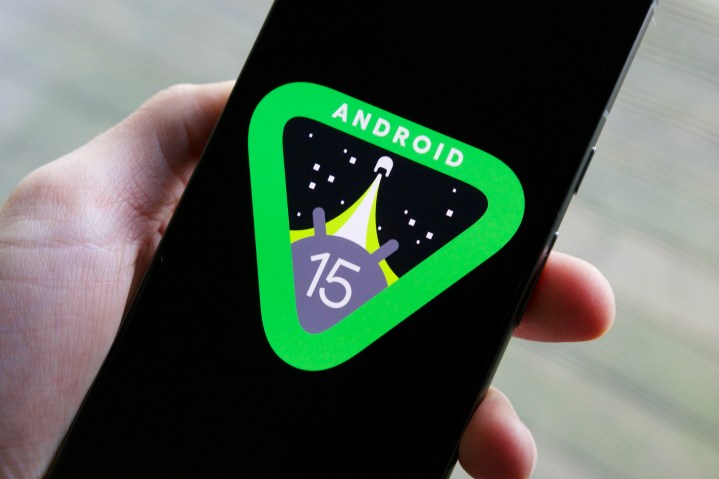 Android 15-Logo auf einem Google Pixel 8.