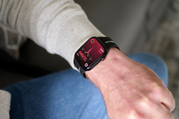 Eine Person überprüft die Fitnessdaten auf einer Apple Watch Series 9.