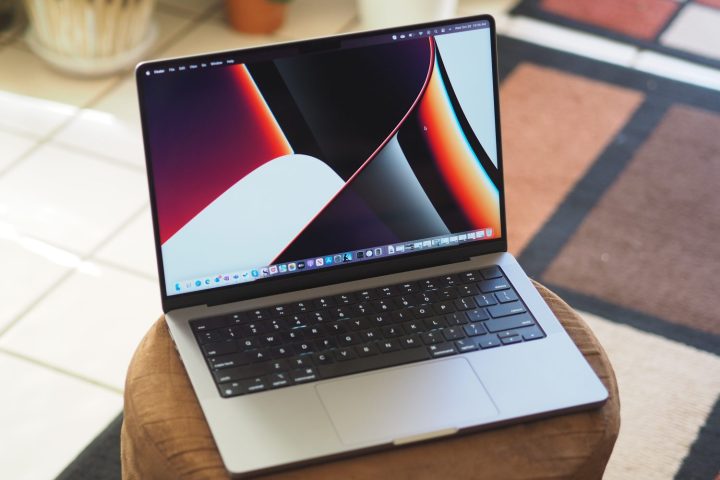 Ein Apple MacBook Pro 14 steht aufgeklappt auf einem Tisch.
