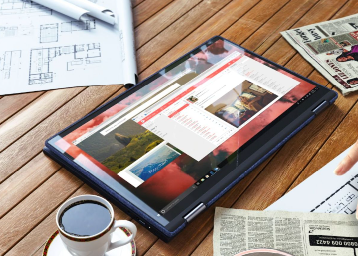 Ein Lenovo Yoga 6 liegt im Tablet-Modus auf einem Tisch.