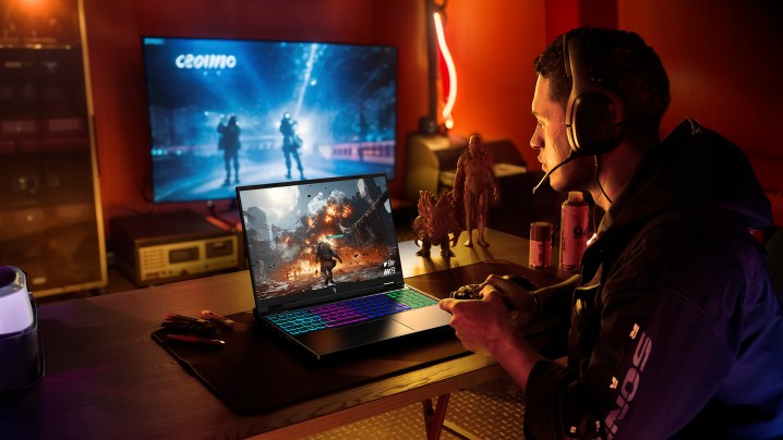 Eine Person spielt auf dem neuen Acer Nitro 16-Gaming-Laptop, der auf einem Schreibtisch steht.