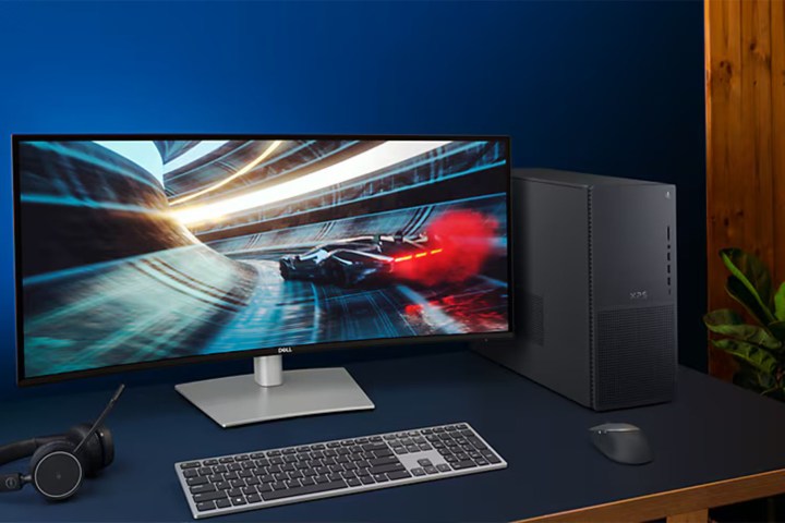 Der Dell XPS-Desktop auf einem Schreibtisch neben einem Monitor.