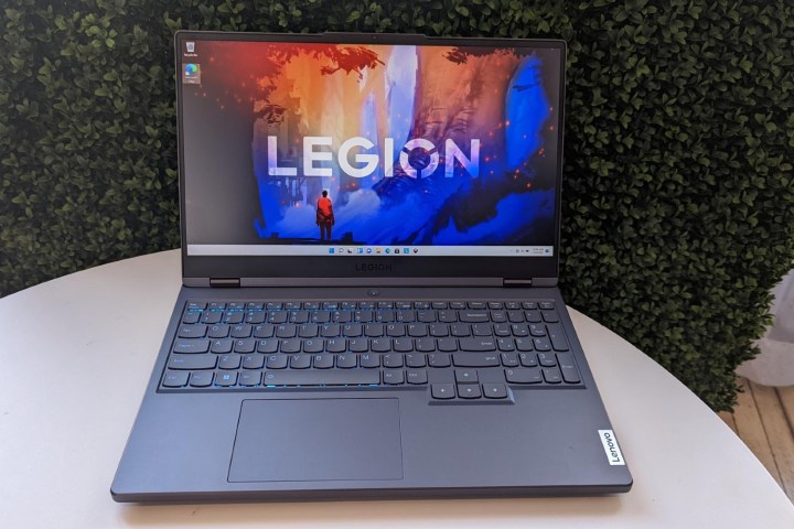 Der Lenovo Legion 5 Pro Gaming-Laptop auf einem Tisch.